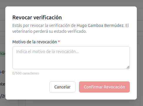 Modal de revocación — nombre del veterinario, campo de motivo con contador de caracteres y botones Cancelar / Confirmar Rechazo